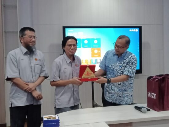 Exchange of faculty's memorabilia between UTM delegates and Dr. Amiruddin, Dean of FMIPA